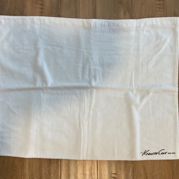 New Kenneth Cole Dustbag - Picture 1 of 1